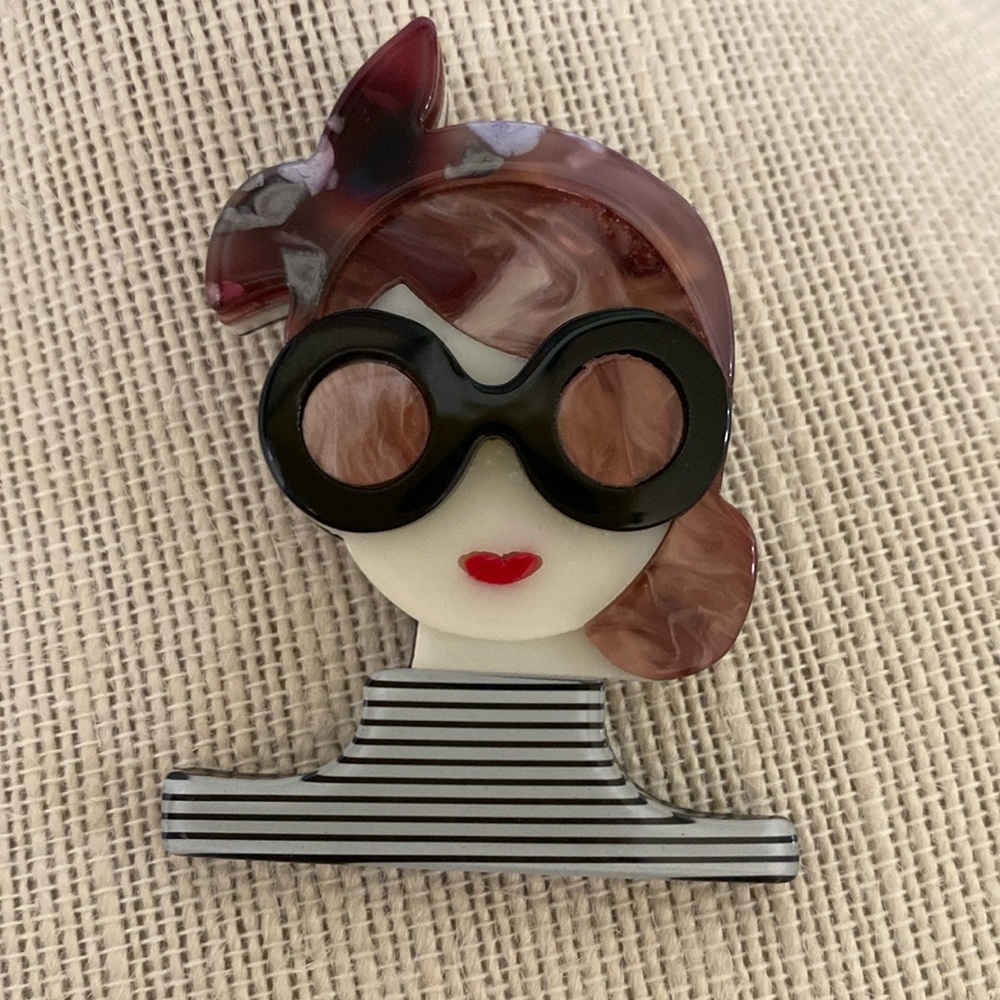 Retro Bowknot Glasses Lady Brooche